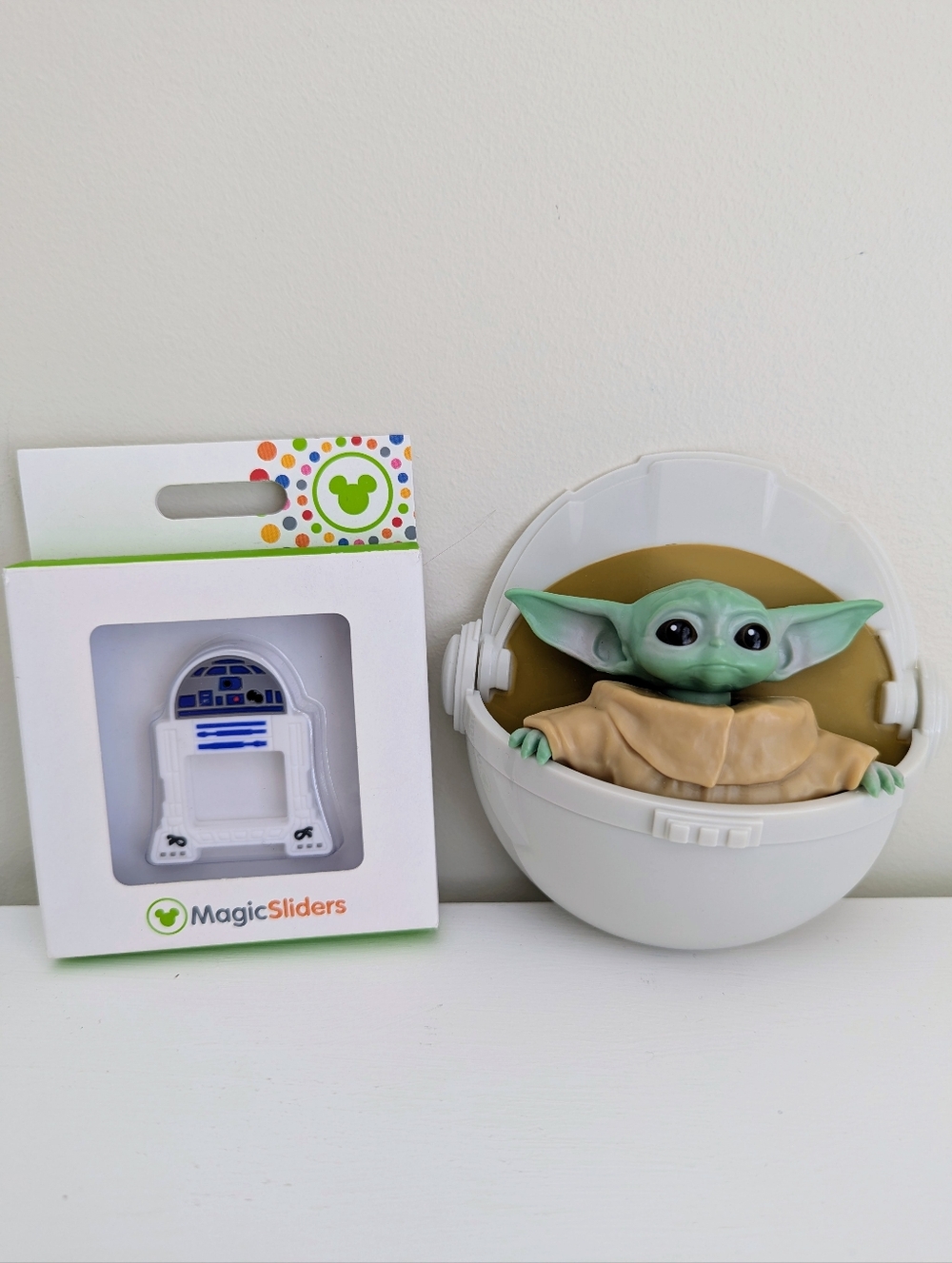 NIB Disney Parks R2D2 Magic Band Slider Star Wars 2013 & Baby Yoda Cake Topper